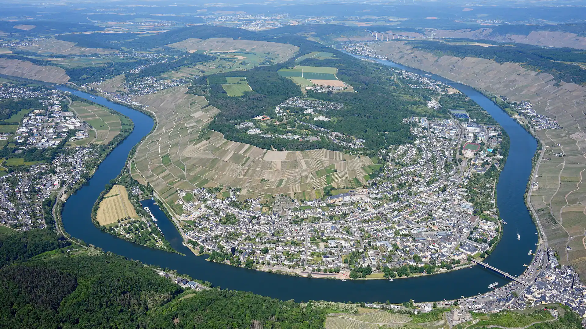 Luftbild von Bernkastel-Kues mit Mosel, Altstadt und Weinbergen