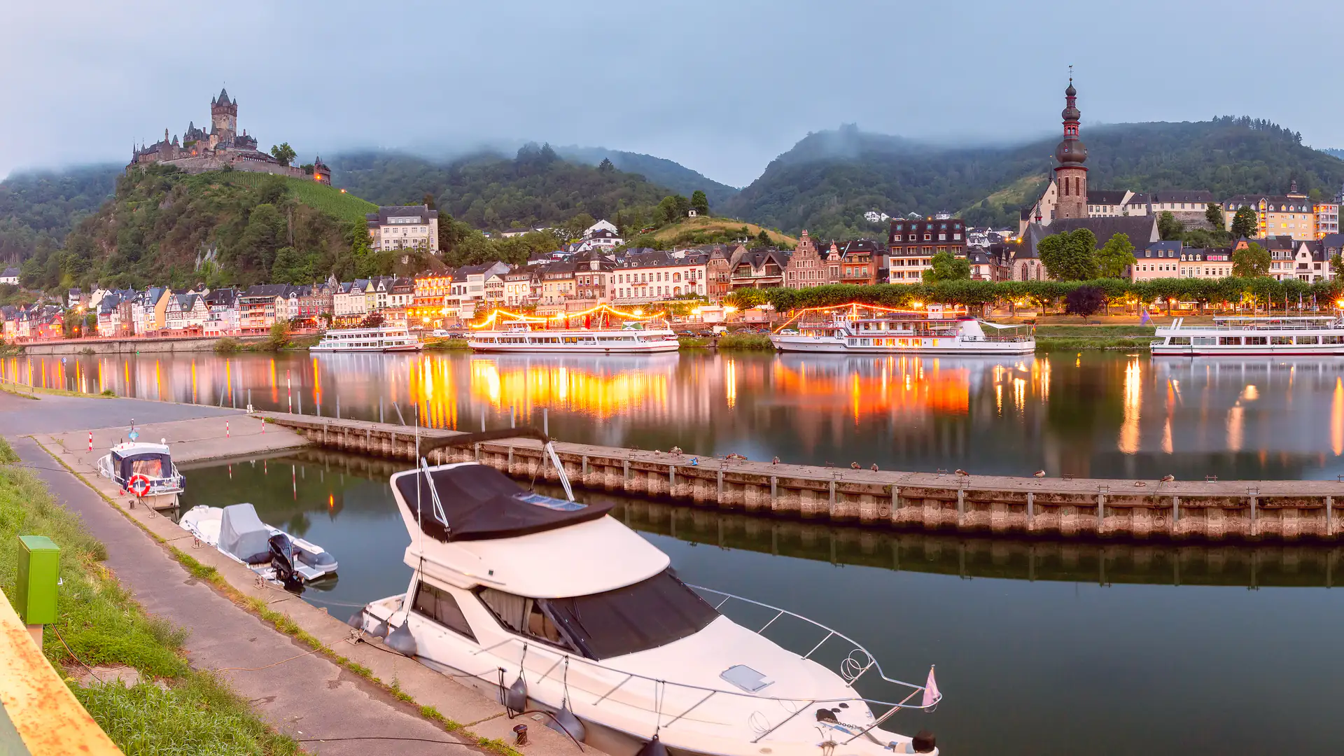 Panoramablick auf Cochem mit Reichsburg und Mosel bei Abendstimmung