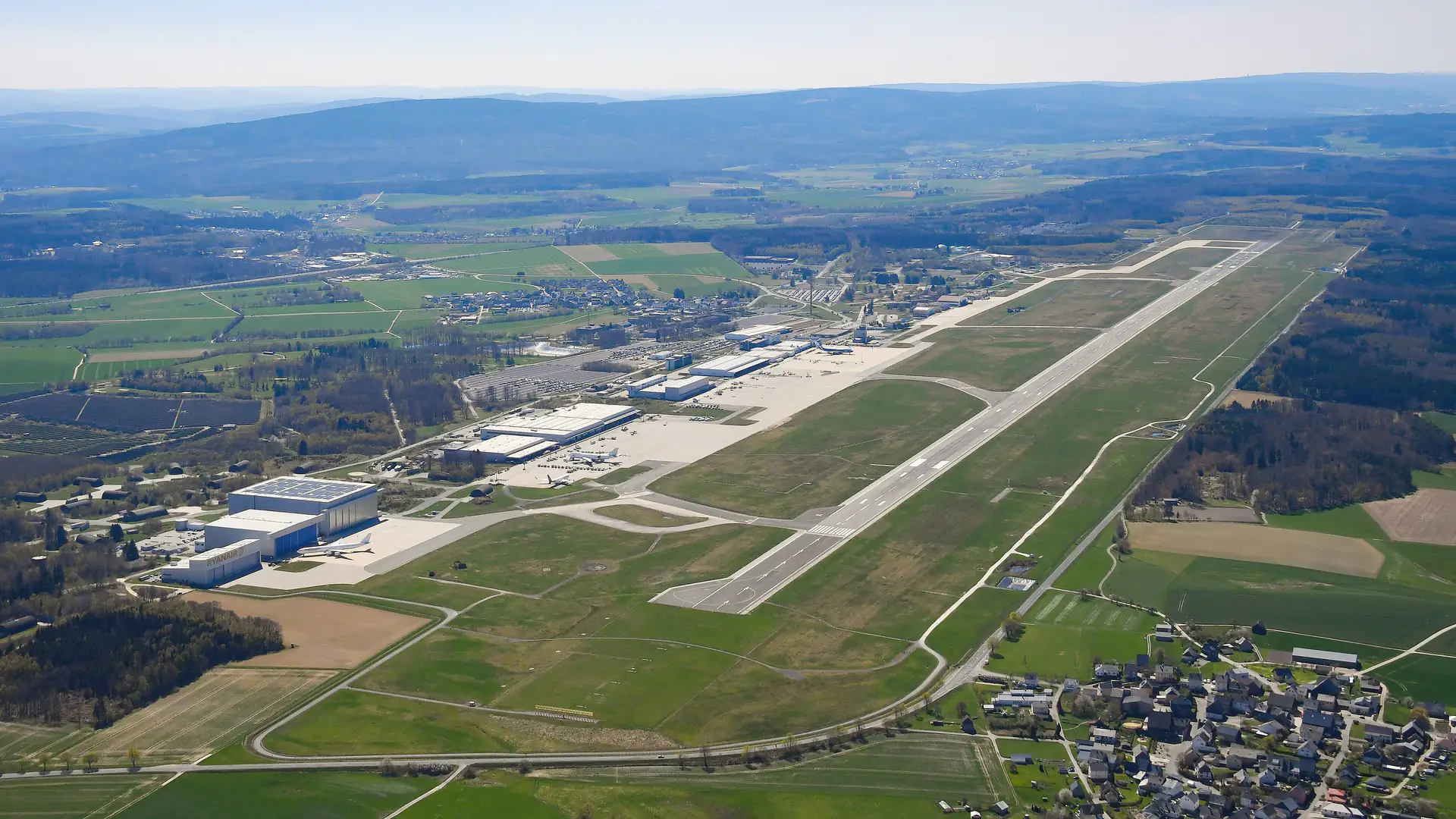 Luftbild des Flughafens Frankfurt-Hahn im Hunsrück