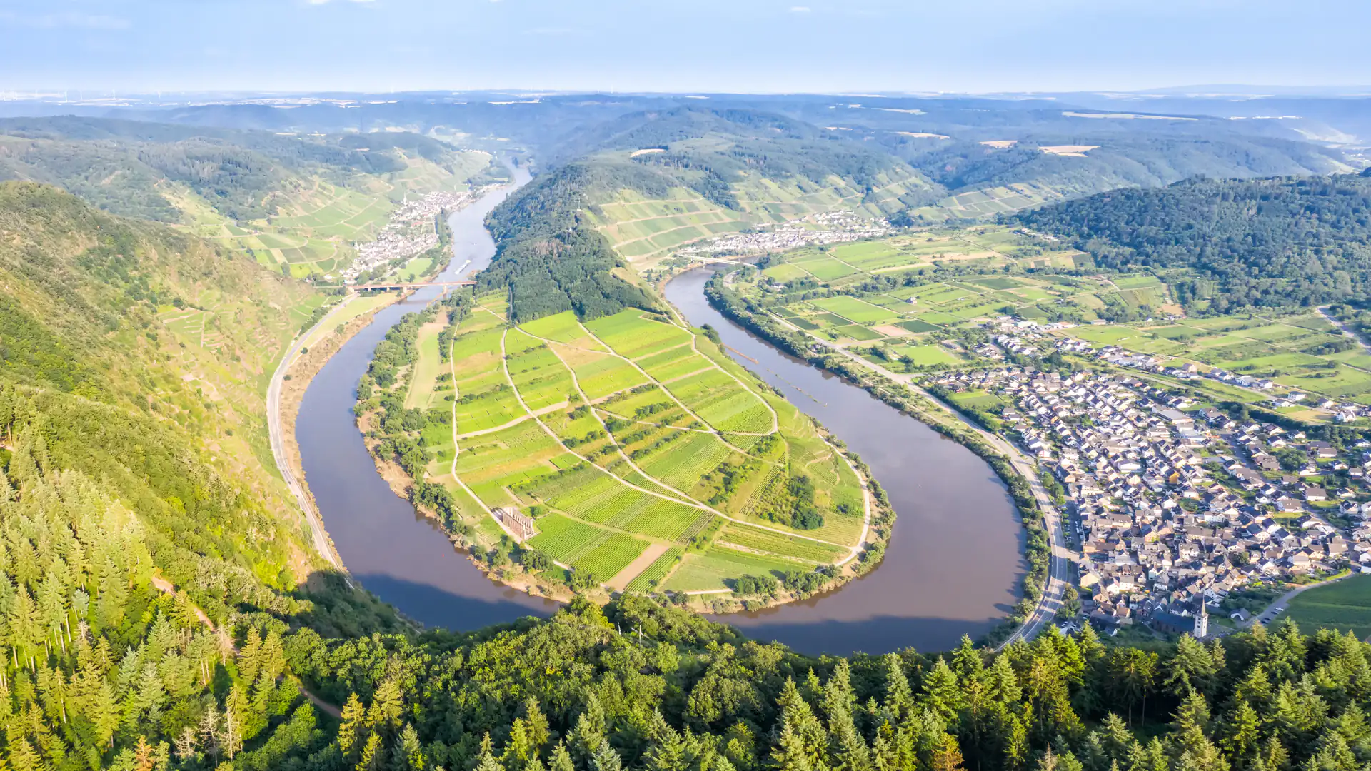 Luftaufnahme der Calmont-Moselschleife bei Bremm mit Weinbergen