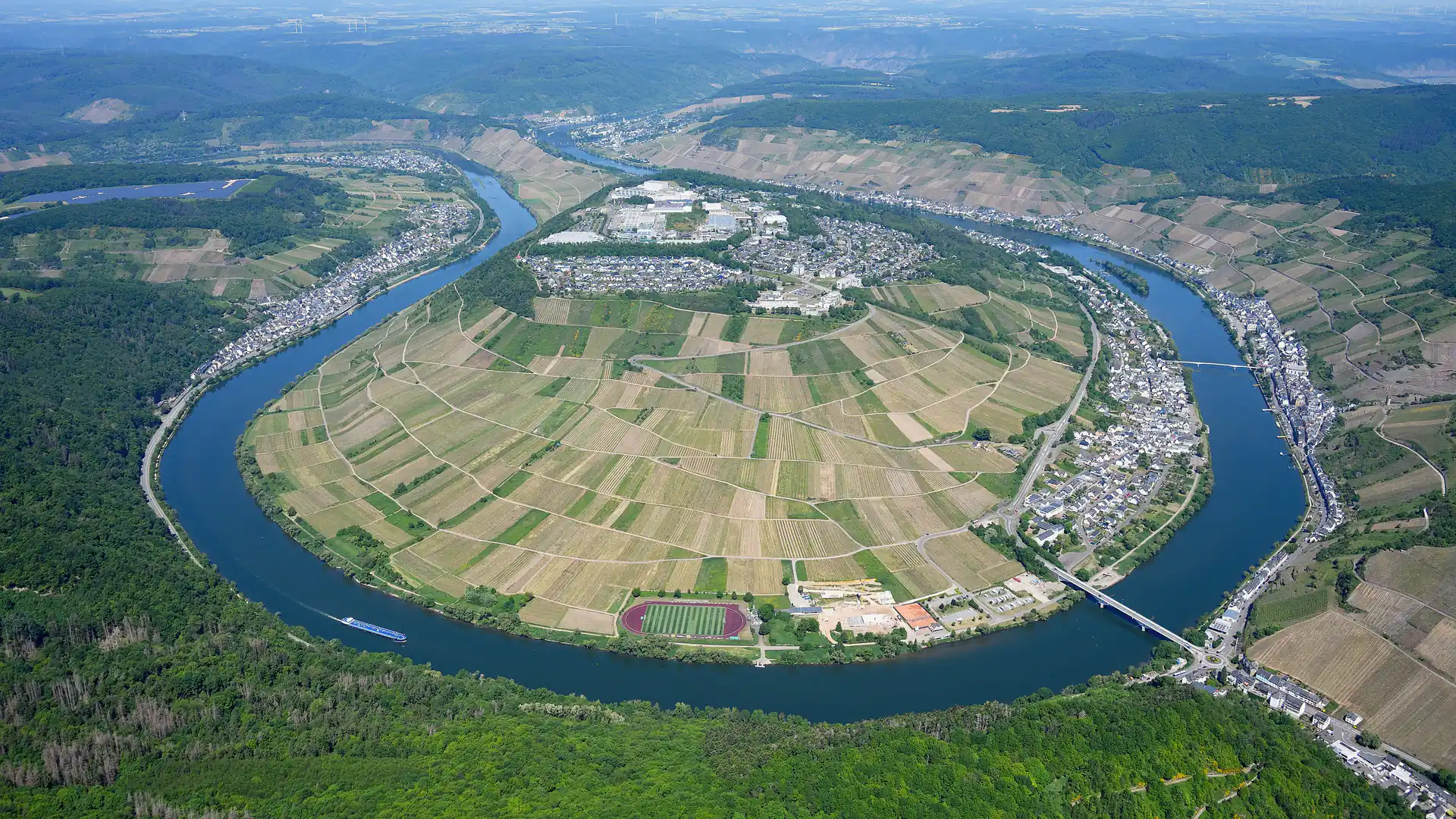 Luftbild von Zell an der Mosel mit Flussschleife und Weinbergen