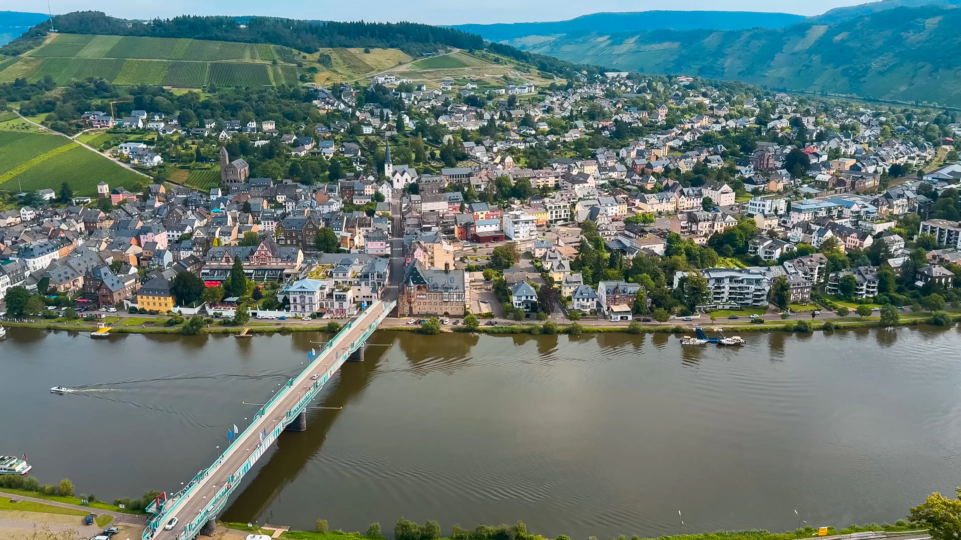 Blick auf Traben-Trarbach mit Mosel, Brücke und Weinbergen